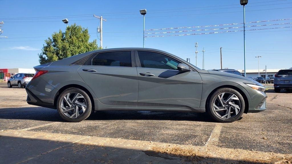Hyundai Elantra  2024