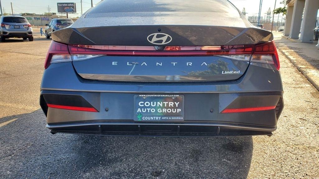 Hyundai Elantra  2024