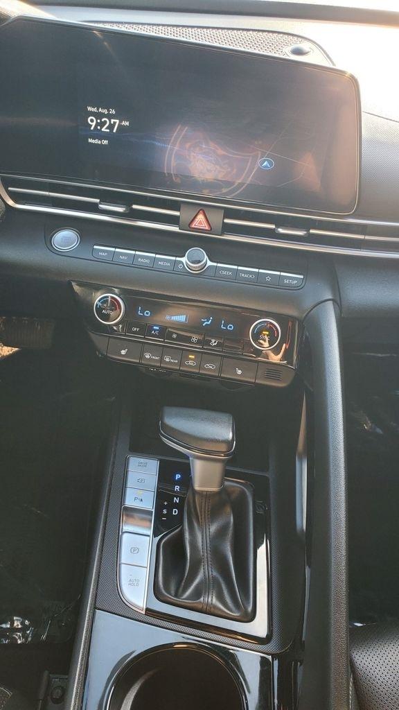 Hyundai Elantra  2024