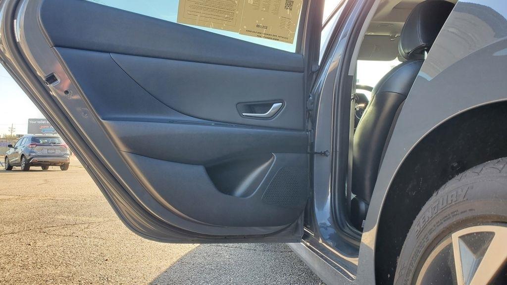 Hyundai Elantra  2024