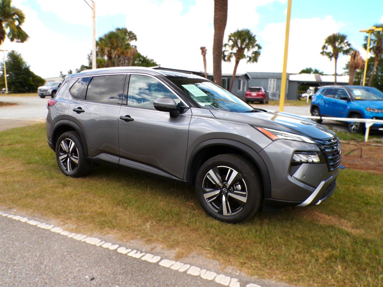 2025 Nissan Rogue SL - Photo 2