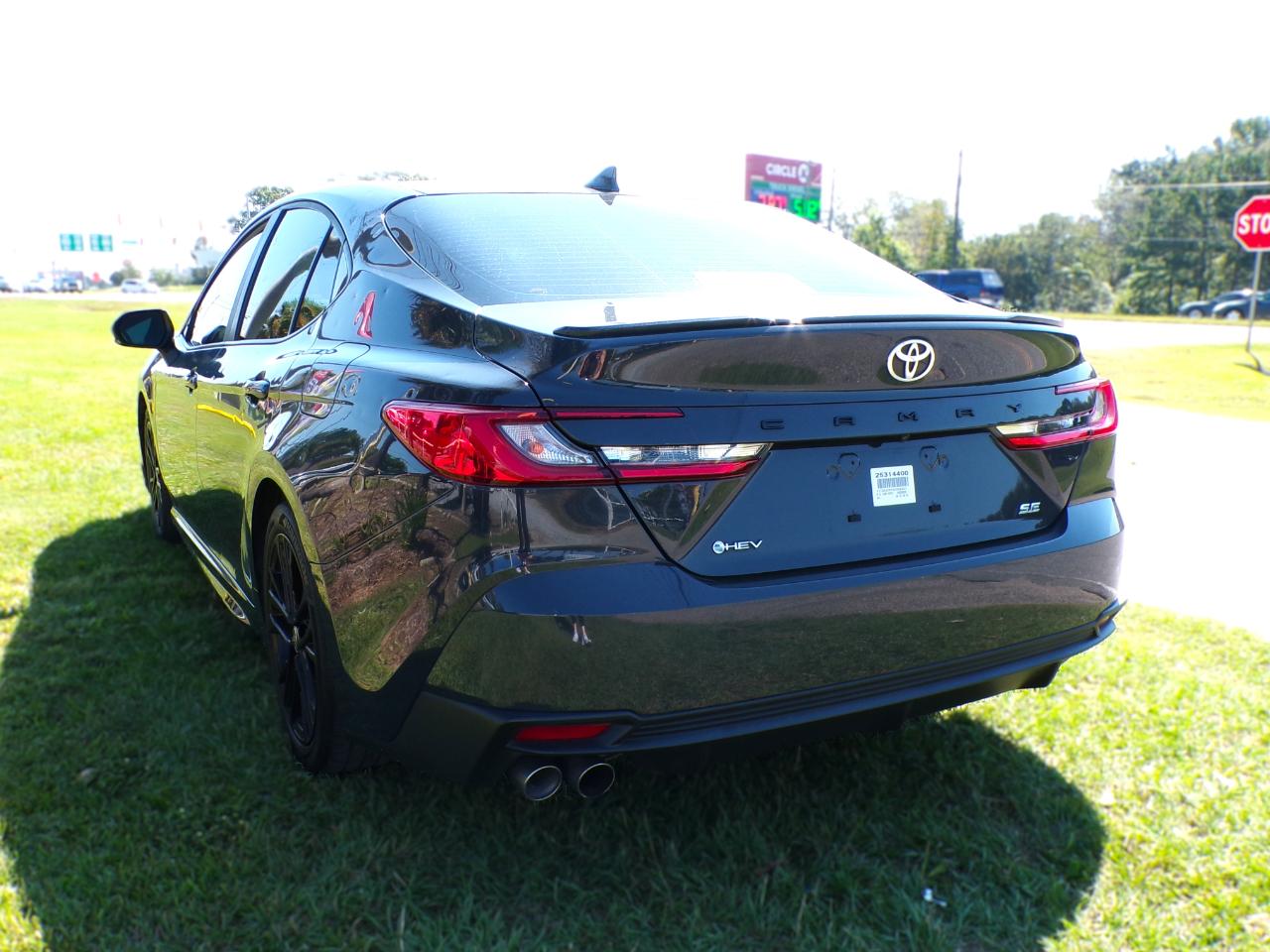 Toyota Camry Hybrid XLE 2025