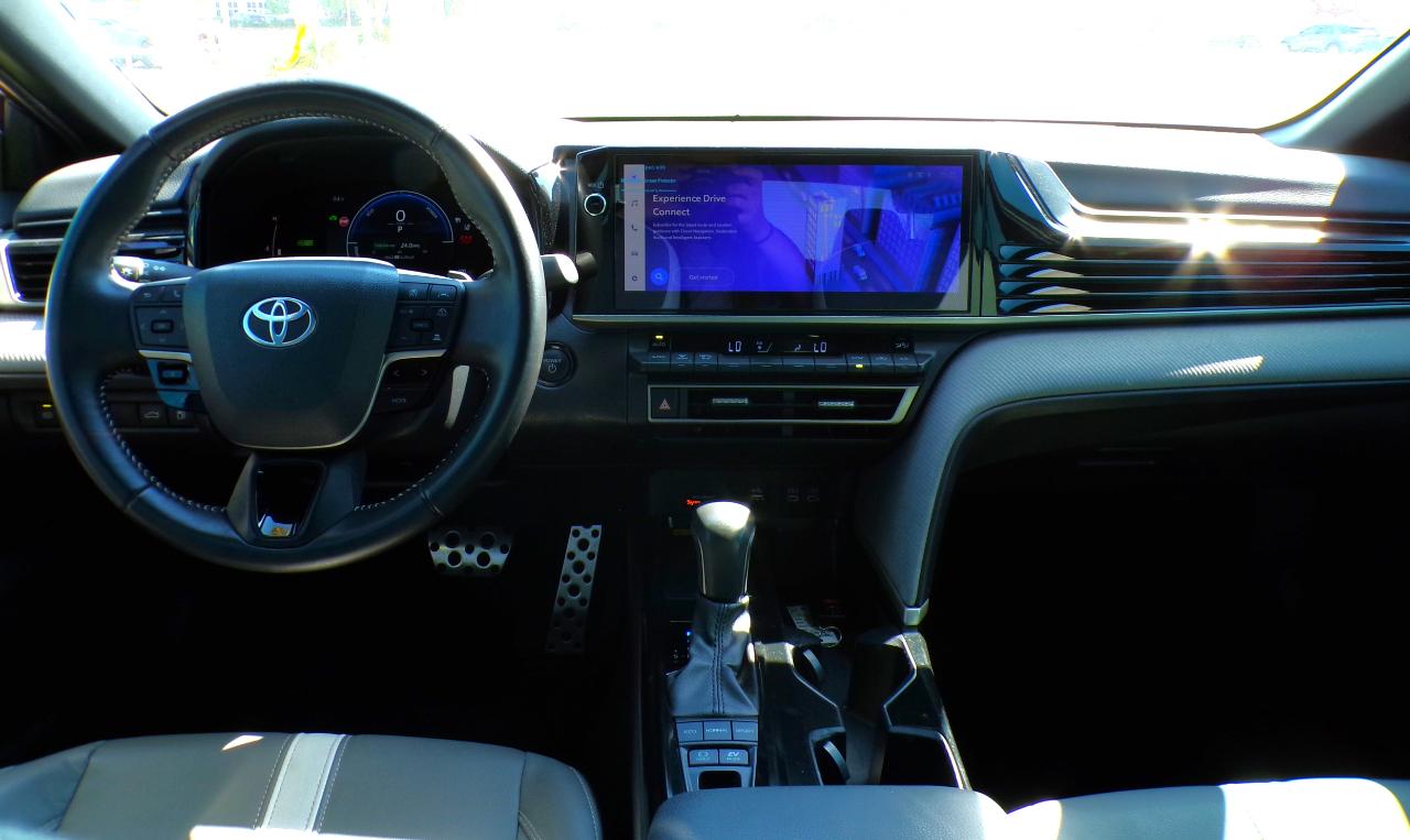 Toyota Camry Hybrid XLE 2025