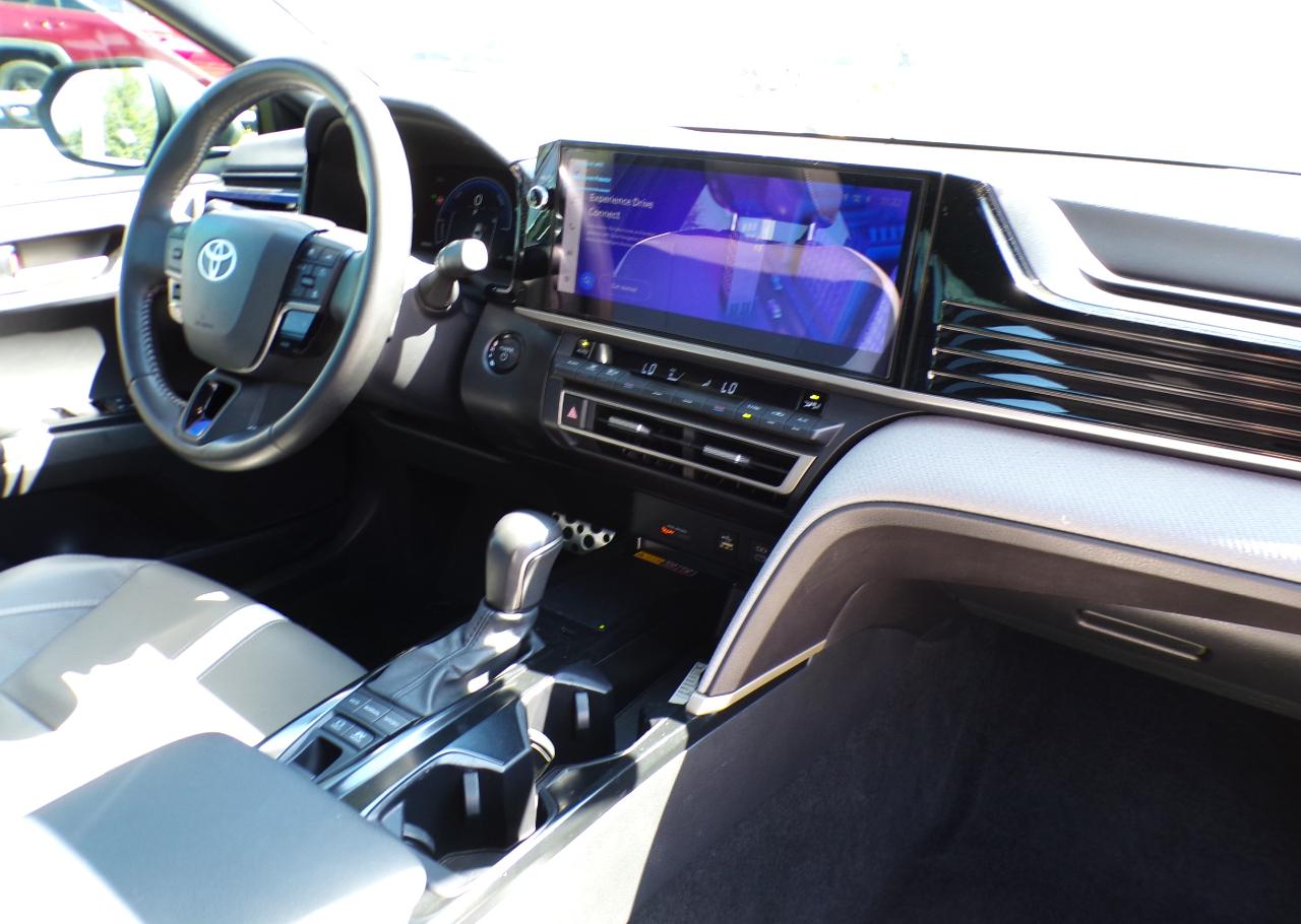 Toyota Camry Hybrid XLE 2025