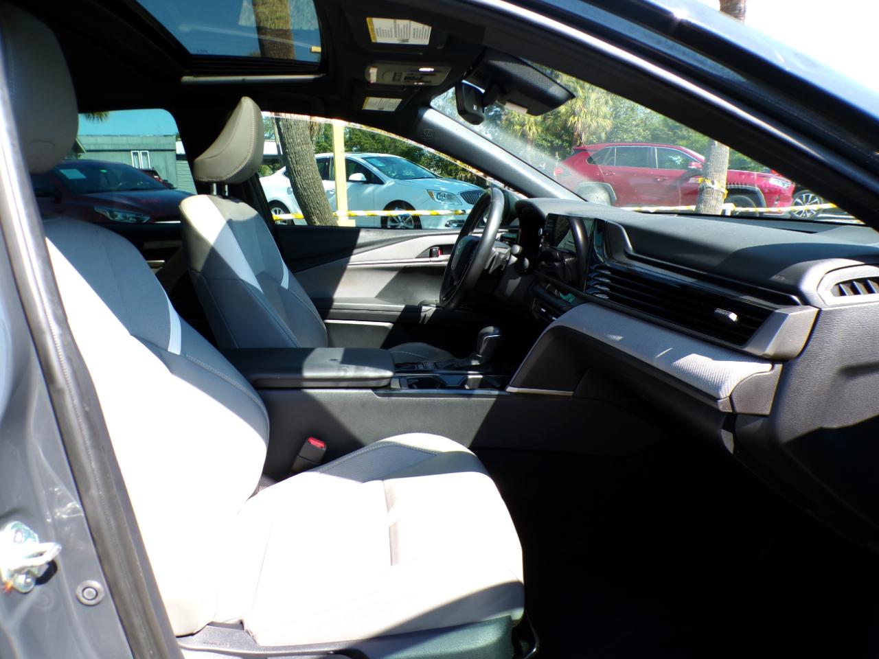 Toyota Camry Hybrid XLE 2025