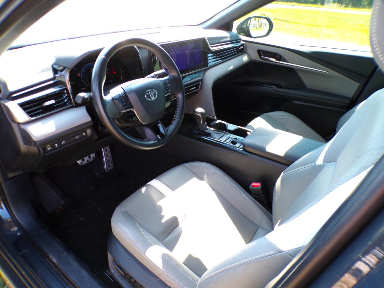 Toyota Camry Hybrid XLE 2025