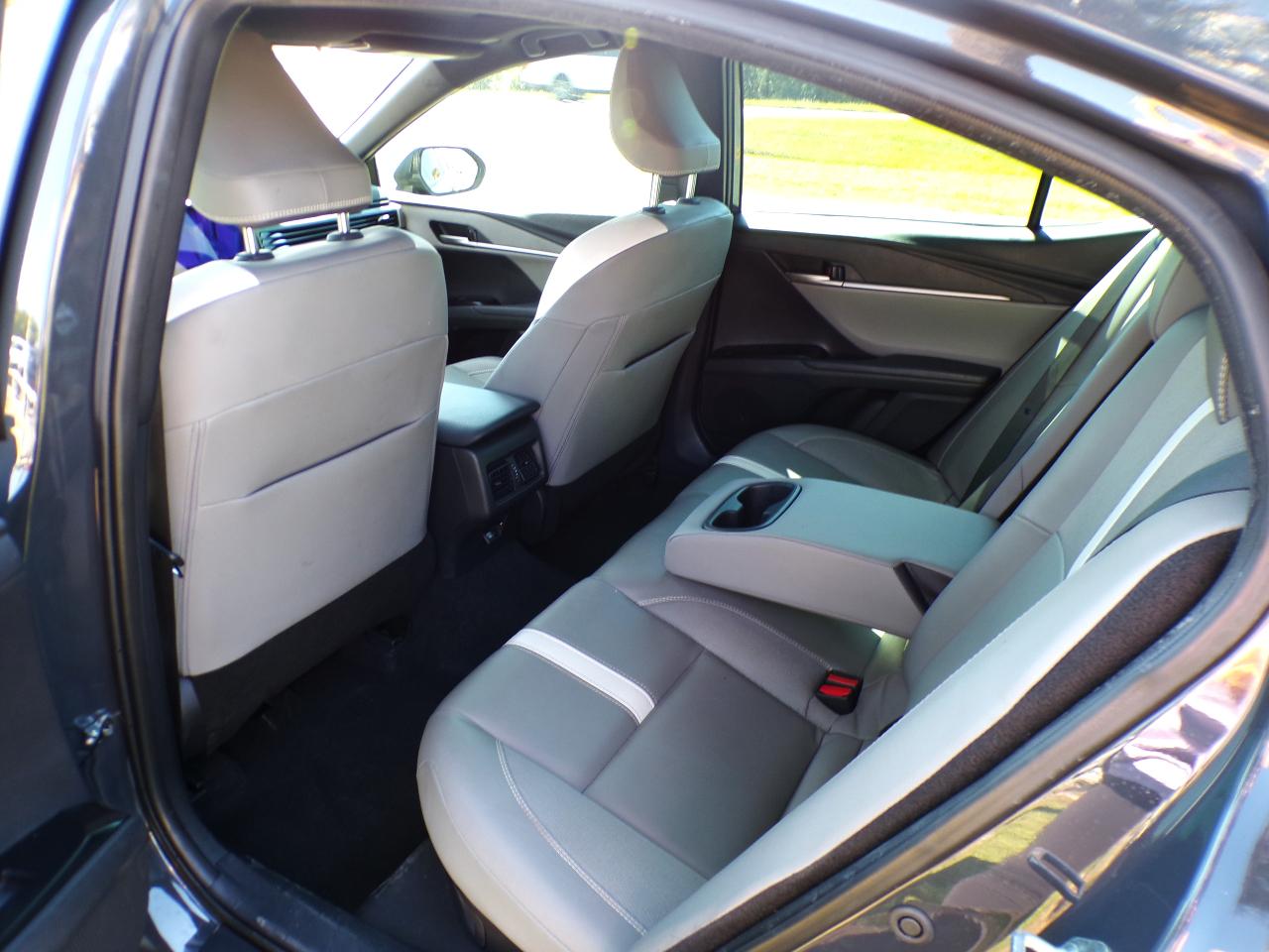 Toyota Camry Hybrid XLE 2025