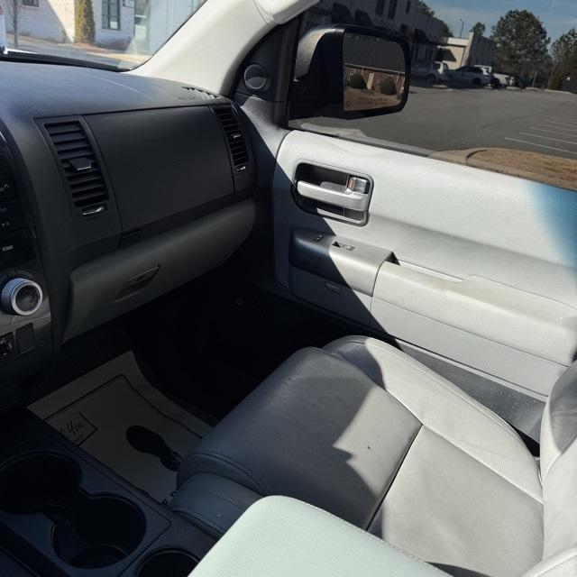 Toyota Sequoia  2010