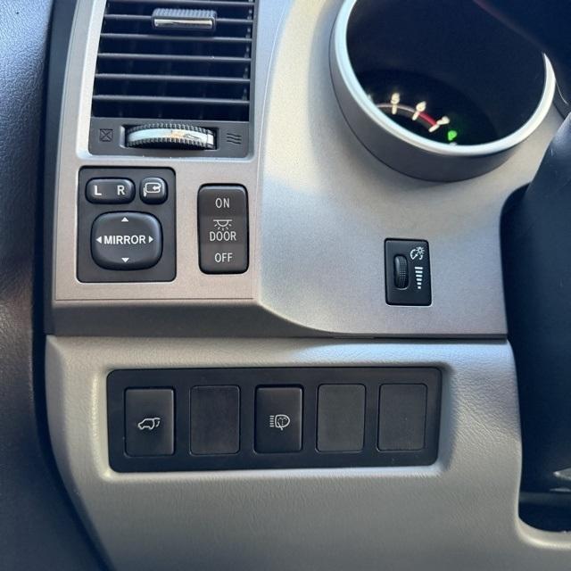 Toyota Sequoia  2010