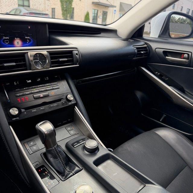 Lexus IS  2018