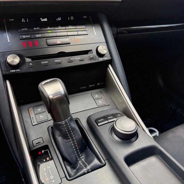 Lexus IS  2018