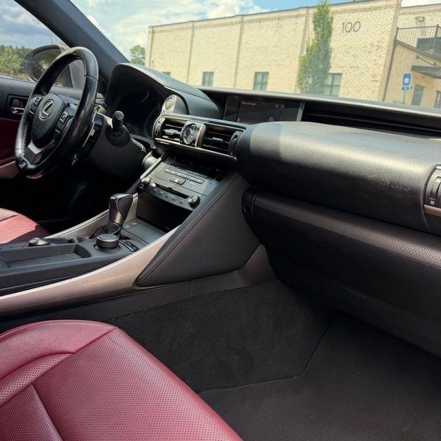 Lexus IS  2018