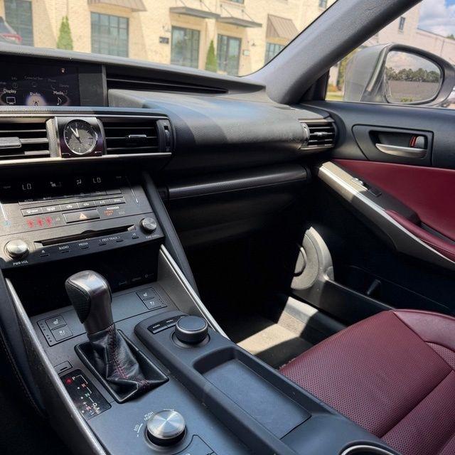 Lexus IS  2018