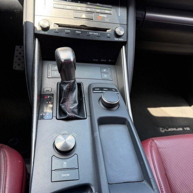 Lexus IS  2018