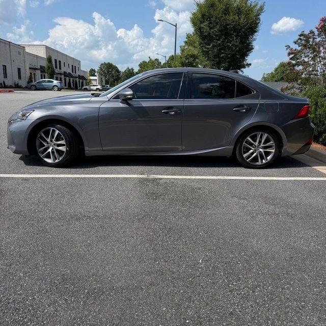Lexus IS  2019