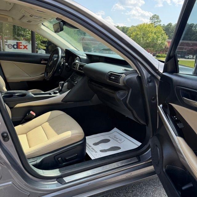 Lexus IS  2019