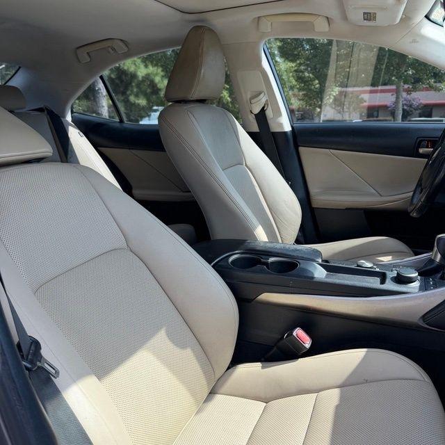 Lexus IS  2019