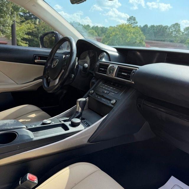 Lexus IS  2019