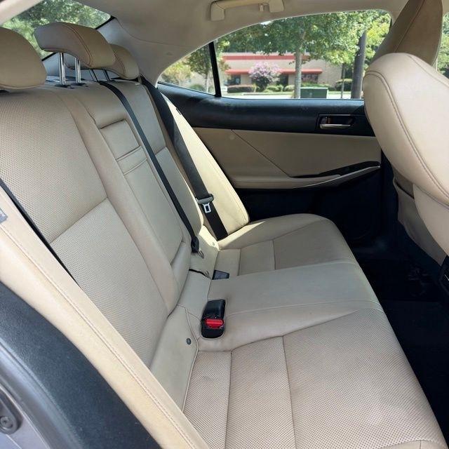 Lexus IS  2019