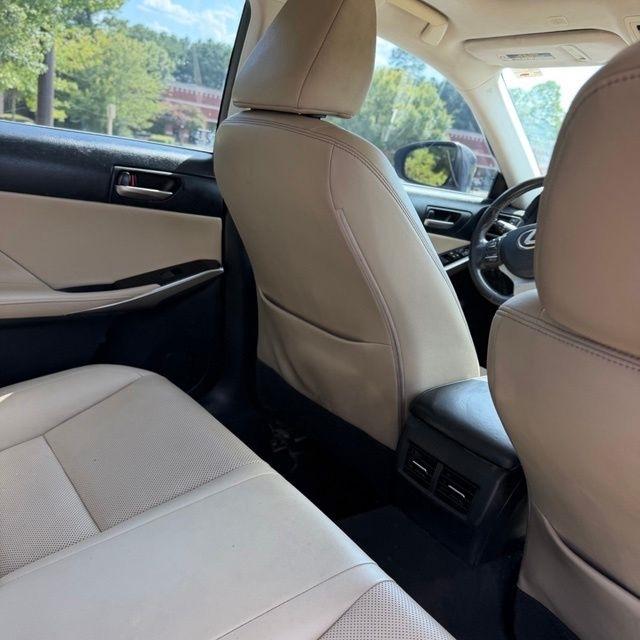 Lexus IS  2019