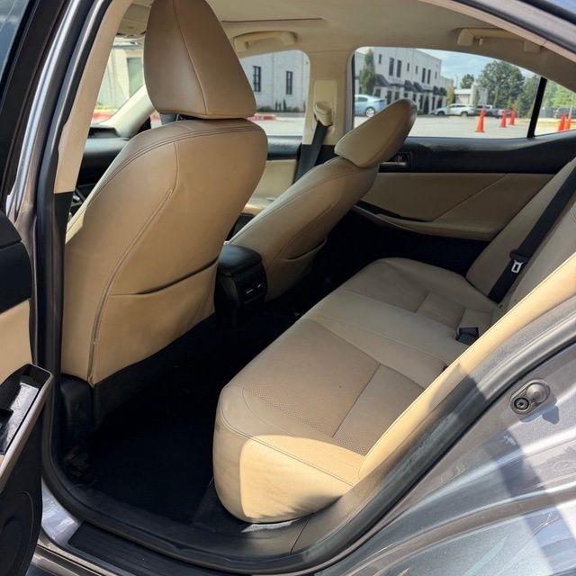 Lexus IS  2019