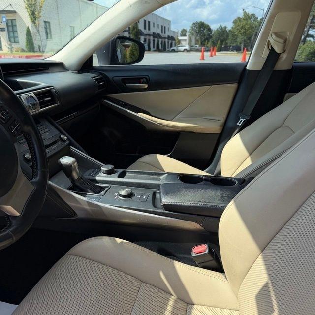 Lexus IS  2019