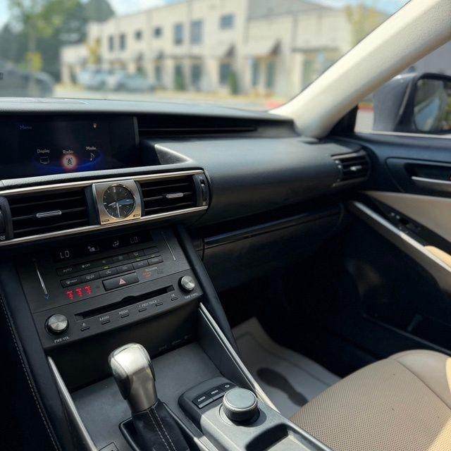Lexus IS  2019