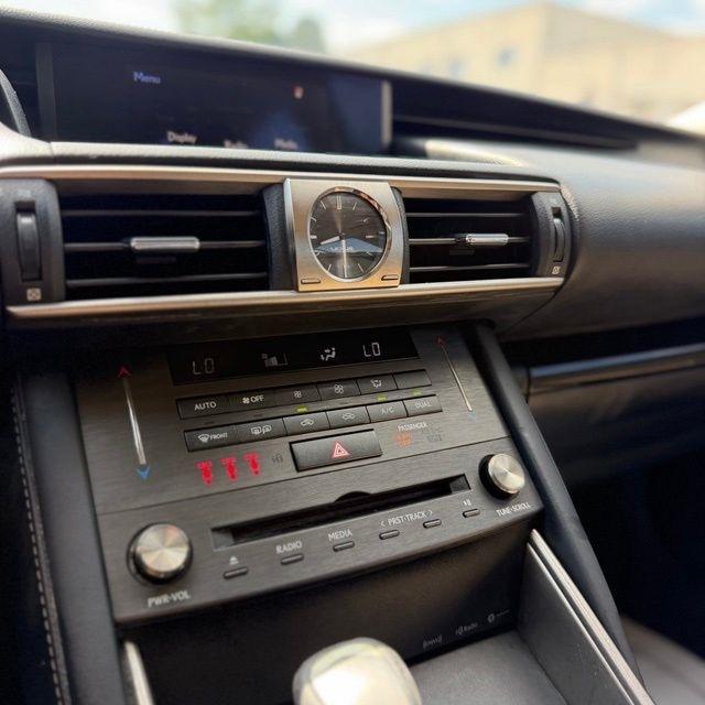 Lexus IS  2019