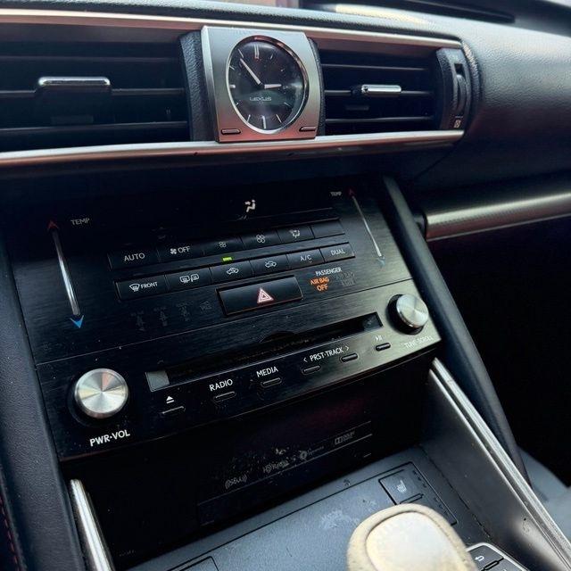 Lexus IS  2017