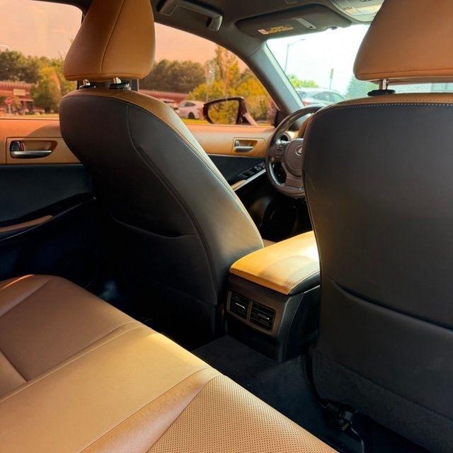 Lexus IS  2021