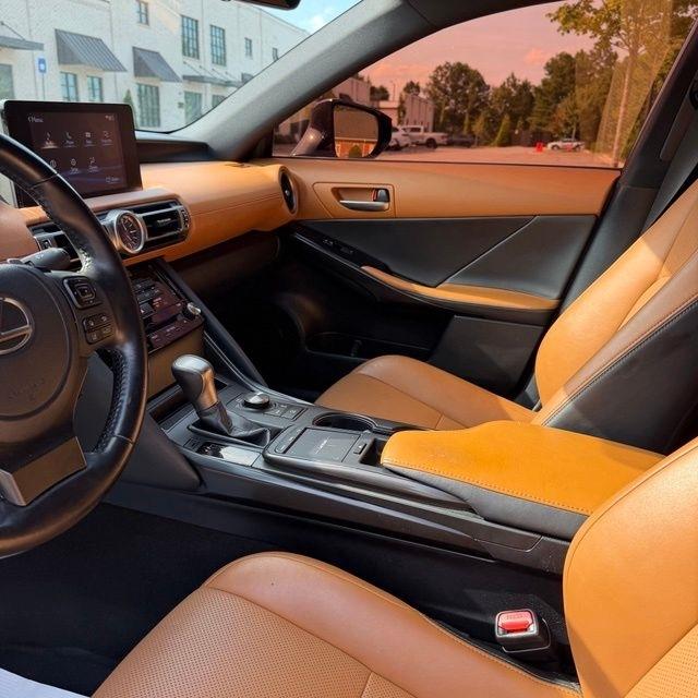 Lexus IS  2021
