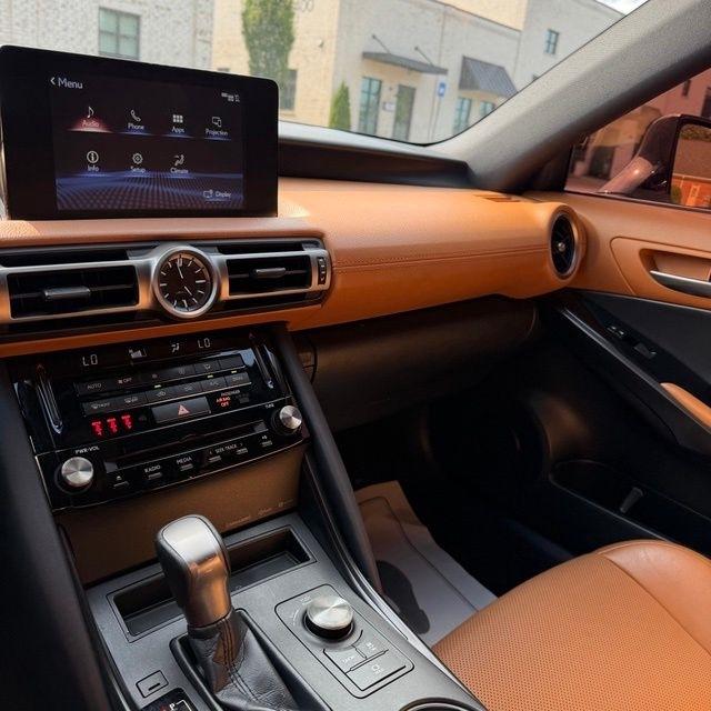 Lexus IS  2021