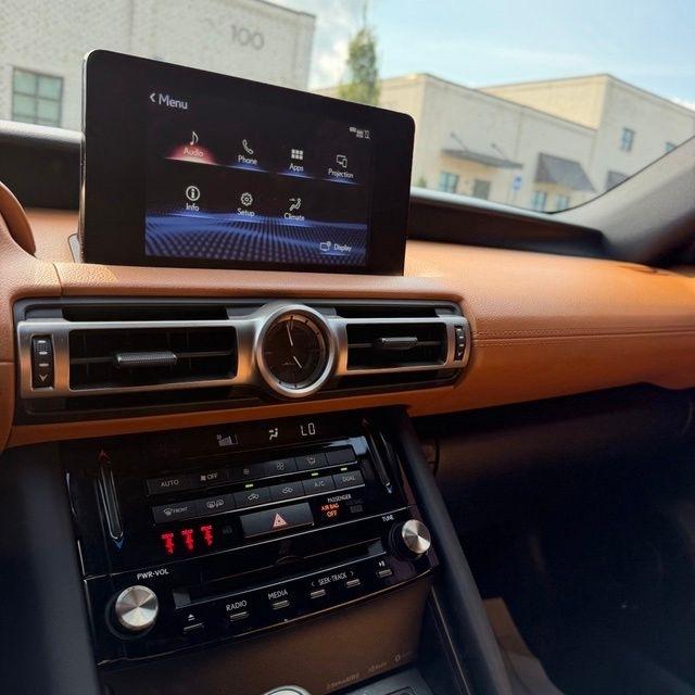 Lexus IS  2021