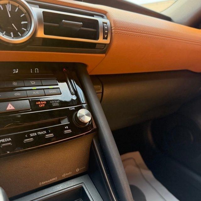 Lexus IS  2021