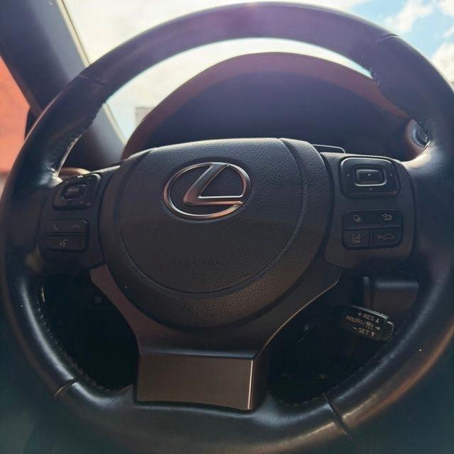 Lexus IS  2021