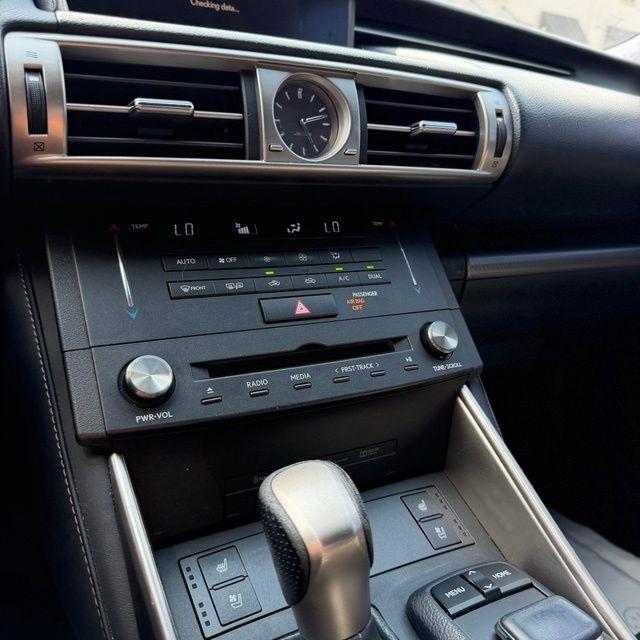 Lexus IS  2015