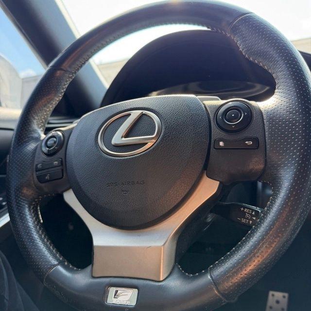 Lexus IS  2015