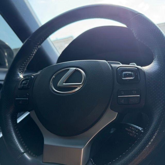 Lexus IS  2017