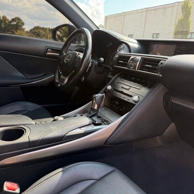 Lexus IS  2018