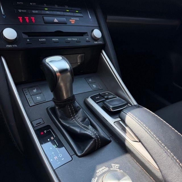Lexus IS  2018