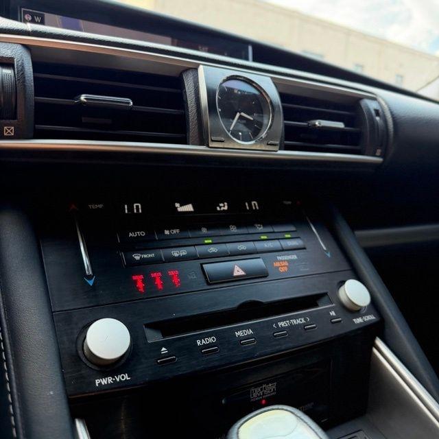 Lexus IS  2018