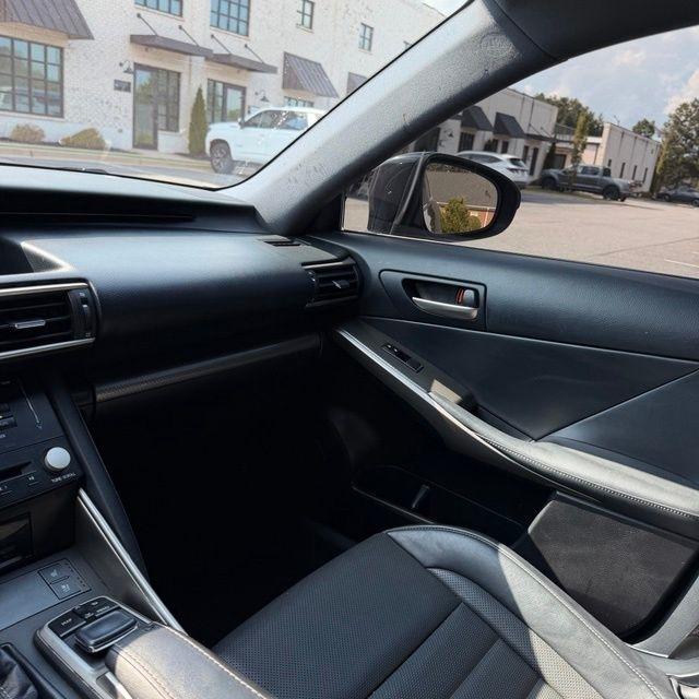 Lexus IS  2018