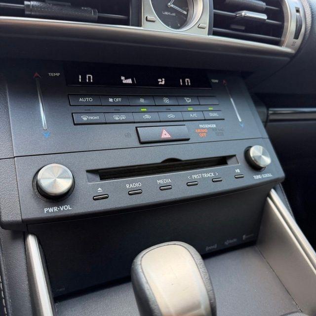 Lexus IS  2015