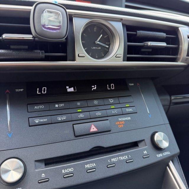 Lexus IS  2015