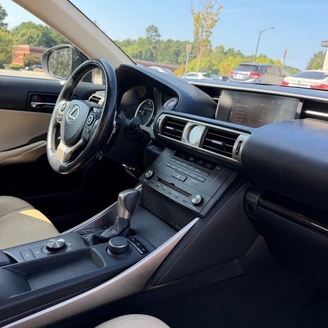 Lexus IS  2015
