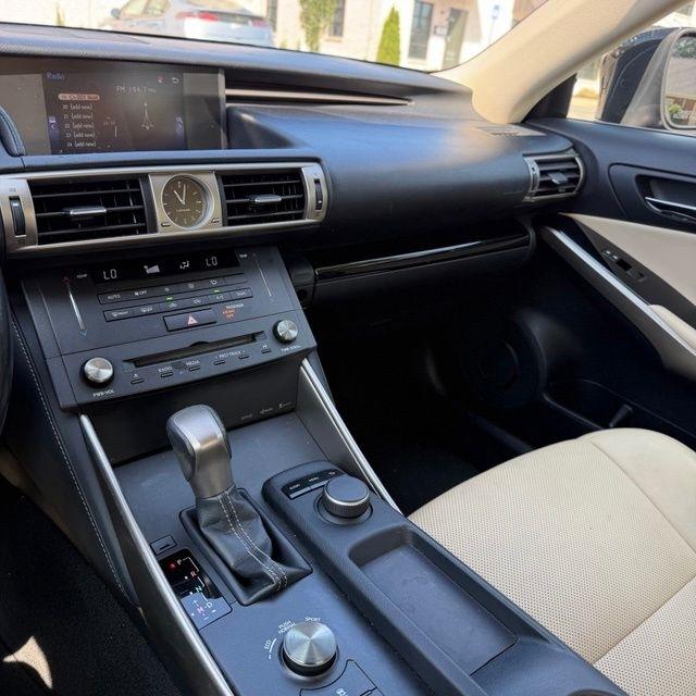 Lexus IS  2015