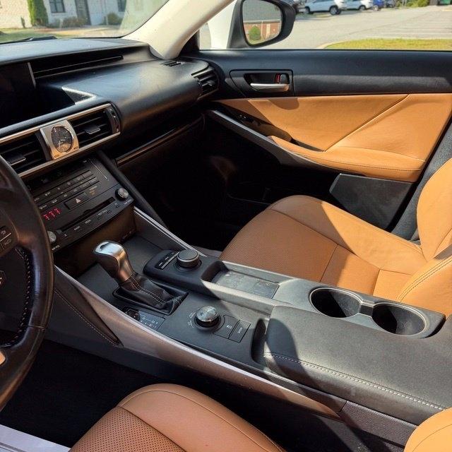 Lexus IS  2017