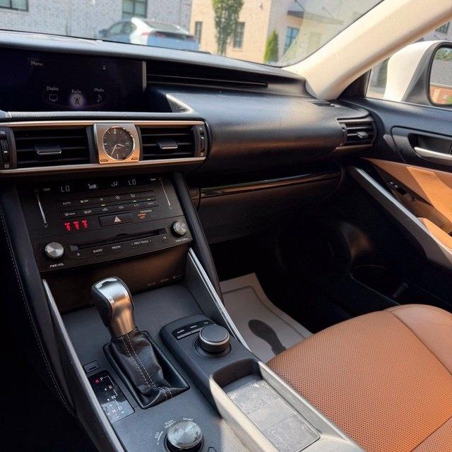 Lexus IS  2017