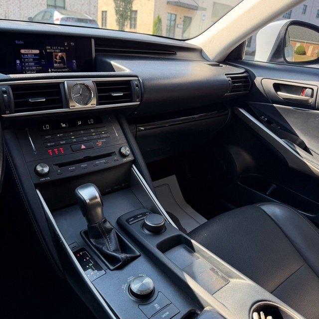 Lexus IS  2020