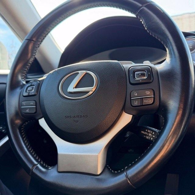 Lexus IS  2020